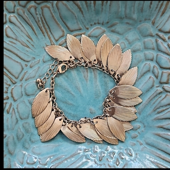 1/$5 or 3/$10 Vintage Gold-toned Feather/ Leaf Bracelet with lobster claw clasp. - Picture 8 of 8